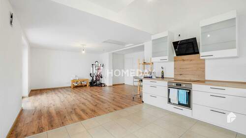 Wohnzimmer 2 - Attraktive 2-Zimmer-Wohnung mit Balkon in kernsaniertem MFH