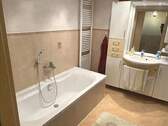 Bad mit Wanne und Dusche - 