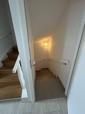 Rechte Treppe ins Untergeschoß - 