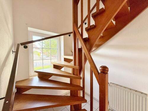 Holztreppe ins Obergeschoss - 