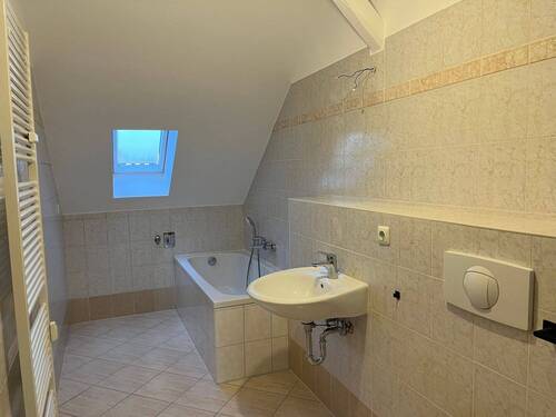 Bad mit Wanne und Dusche.jpg - 