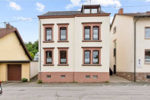 Repräsentative Vorderansicht des freistehenden Zweifamilienhauses - Freistehendes Zweifamilienhaus mit Garten