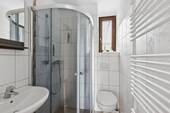 Badezimmer im Obergeschoss mit zeitloser Fliesengestaltung - 