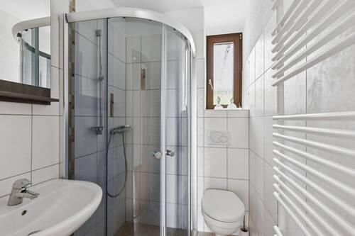 Badezimmer im Obergeschoss mit zeitloser Fliesengestaltung - 