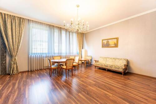 Wohnzimmer - Stilvoll möblierte 5-Zimmer-Wohnung mit Südost-Balkon und Stellplatz in Nürnberg