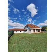 Ein- bzw. Zweifamilienhaus mit Doppelgarage und großem Garten - Greding / Herrnsberg