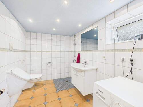 Badezimmer mit Waschmaschinenanschluss - Einfamilienhaus mit 107,00 m&sup2; in Illingen / Wustweiler zum Kaufen