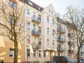 Hausansicht - 2-Zimmer-Altbauwohnung mit Innenhof- und Straßenbalkon