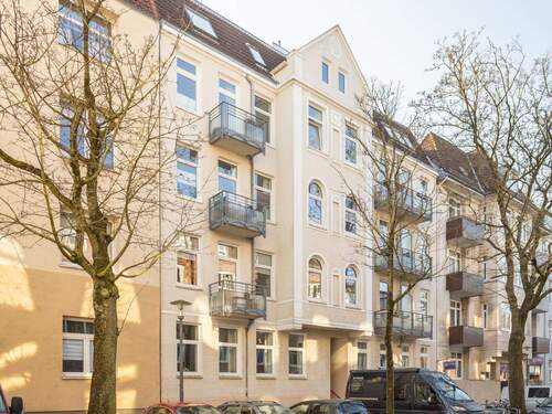 Hausansicht - 2-Zimmer-Altbauwohnung mit Innenhof- und Straßenbalkon