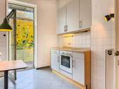 Küche mit Balkon zum Innenhof - 2 Zimmer Etagenwohnung in Kiel