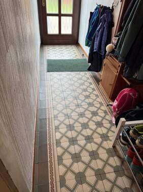 gut erhaltene, historische Fliesen im Eingangsbere - 