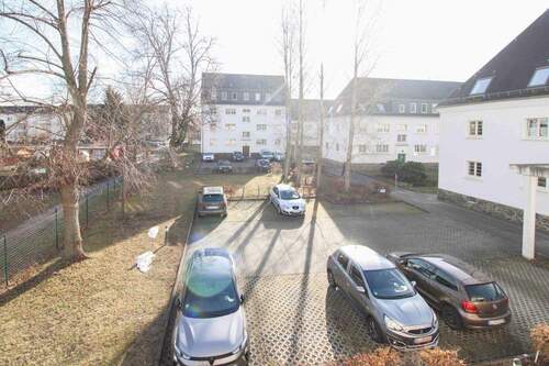 Blick vom Balkon auf Parkplatz - 