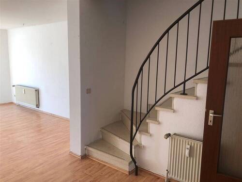 Treppe ins OG - 3 Zimmer Mehrfamilienhaus, Wohnhaus in Westergellersen