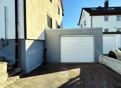 Garageneinfahrt - 9 Zimmer Doppelhaushälfte zum Kaufen in Schorndorf