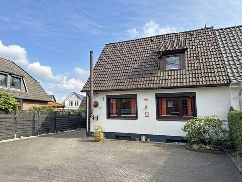 Vorderansicht - 4 Zimmer Reihenendhaus zum Kaufen in Norderstedt