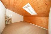 Zimmer im Dachgeschoss - 