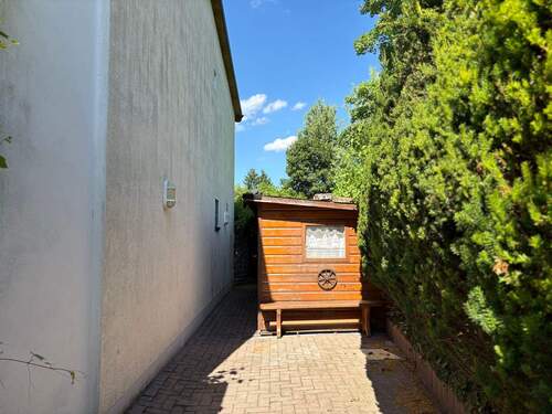 und Gartenhäuschen - 