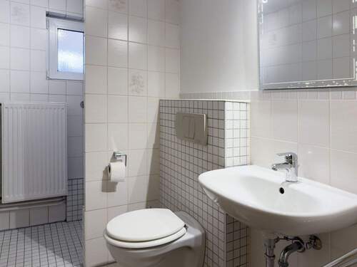 Gästebad mit Dusche - Erdgeschoss.jpg - 