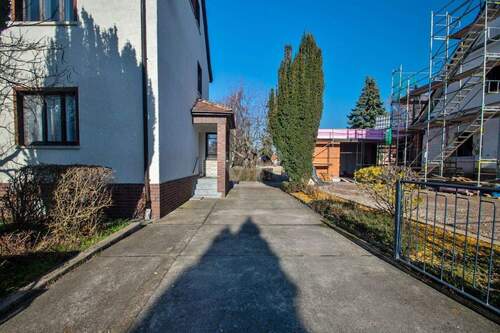 Einfahrt - Einfamilienhaus mit 144,00 m&sup2; in Erfurt zum Kaufen