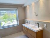 Edles Vollbad mit Fenster im Privattrakt - 