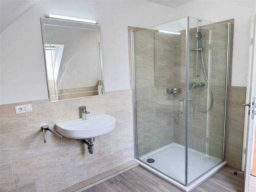 Grosses Duschbad im DG - 