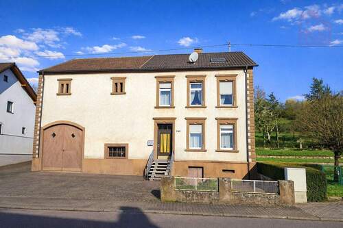 Außenansicht vorne - Ein- bis Zweifamilienhaus mit Scheune und großem Grundstück