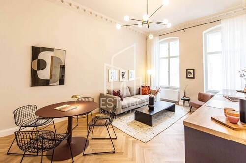 Offener Wohn- und Essbereich - Altbauschmuckstück in Mitte - hochwertig sanierte 2-Zimmer Wohnung mit 2 Bädern und 3,6 m Deckenhöhe