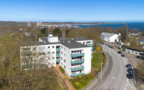 Drohnenansicht - Charmante 2-Zimmer-Wohnung mit Balkon & Garage – frisch saniert