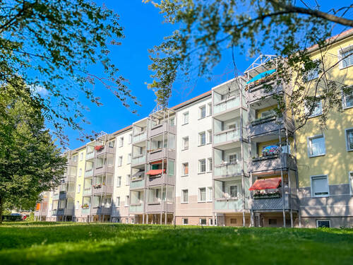 Hausansicht - Top-sanierte 2-Raum-Wohnung in schöner Lage