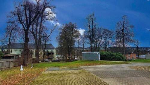 Parkflächen und Garten - 