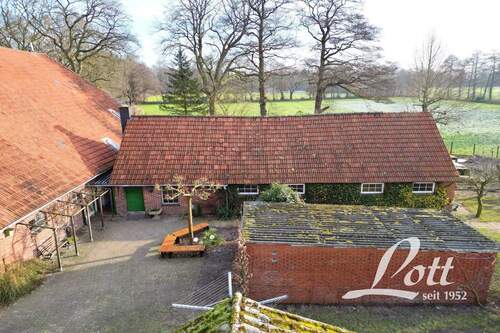 Ehemaliger Schweinestall, davor die Garage - 