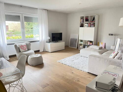 Wohnzimmer 2 - 4 Zimmer Mehrfamilienhaus, Wohnhaus in Friedrichsdorf