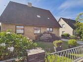 Außenansicht - Gepflegtes Einfamilienhaus mit großem Garten, Balkon, Terrasse, Garage inkl. Ausbaureserve in Lübeck