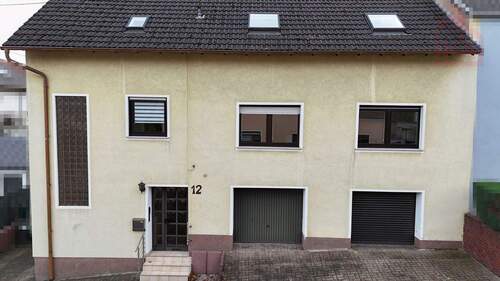 Haus Front VP - Großes Wohnhaus mit Einliegerwohnung und Garten in Altenkessel
