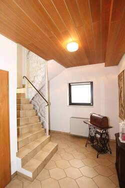 EG Eingangsbereich - 8 Zimmer Mehrfamilienhaus, Wohnhaus zum Kaufen in Saarbrücken / Altenkessel