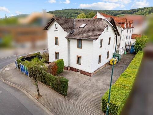 Hintere Zufahrt und Wohnhaus - 