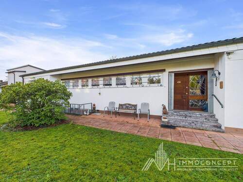 Eingang und Vorderansicht - 