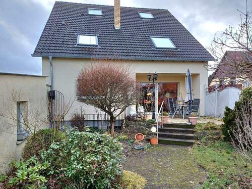 Terrasse und Garten - Freistehendes Wohnhaus mit ELW, Nähe Peifferwald, mit Garten, Gartenteich und großes Gartenhaus, in ruhiger Lage von Rohrbach, Waldrandlage