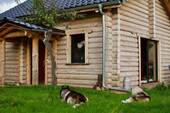 001_Außenansicht - Grundstück mit Blockhaus und Baupotenzial: Für Aussteiger, Tierliebhaber & Individualisten
