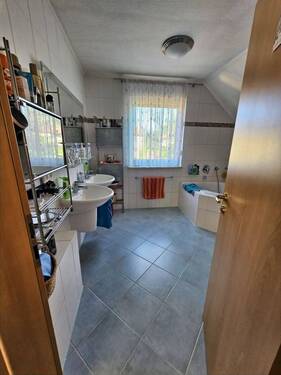 1.OG Badezimmer vorne rechts - 