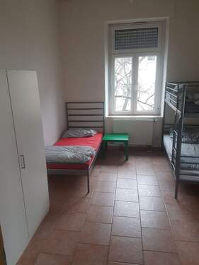 Praktisches Mehrbettzimmer mit Komfort: Rollladengeschützte Fensterfront und großzügiger Stauraum garantieren Wohnqualität! - 1 Zimmer Mehrfamilienhaus, Wohnhaus zum Kaufen in Groß Gerau