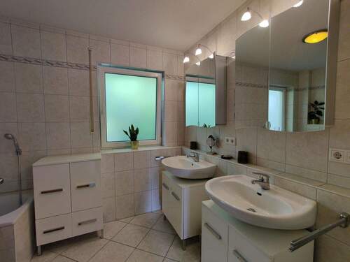 Hauptbad mit Fußbodenheizung - 