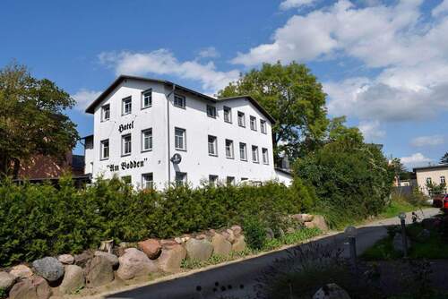 Das Hotelrestaurant von außen - Hotel an der See auf Rügen in Lauterbach