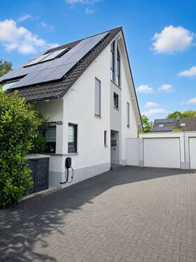 Haus/Eingang/Garage - Familienfreundliches Wohnglück mit Garten und großer Terrasse