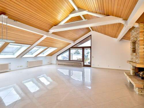 Großzügiger Wohnbereich mit Kamin und zwei Terrassen - 4 Zimmer Etagenwohnung in Schwieberdingen