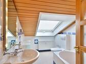Tageslichtbad mit Badewanne (original) - 