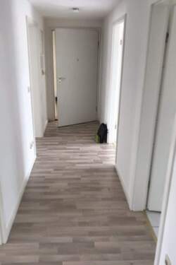 Flur - Sehr schöne 4-R-Wohnung in MD-Stadtfeld -Ost im EG.ca.94m² zu vermieten !