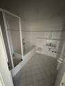 Bad mit Wanne u. Dusche - 4 Zimmer Etagenwohnung in Magdeburg