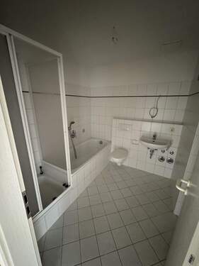 Bad mit Wanne u. Dusche - 4 Zimmer Etagenwohnung in Magdeburg