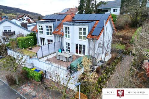 Titelbild - Attraktive Doppelhaushälfte mit sonniger Terrasse und Doppelgarage in Berglen (PV, Speicher&Wallbox)